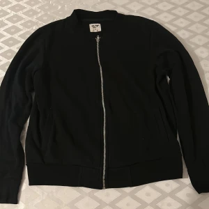 Kofta - Säljer denna svarta kofta med dragkedja 