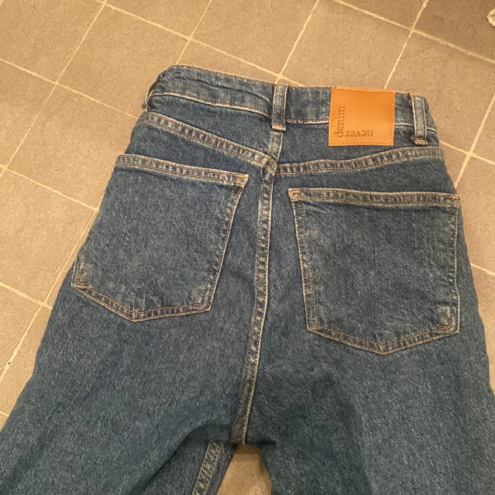Blåa fina jeans från bikbok högmidjade och är raka hela vägen ner till benen men sitter löst.. Jeans & Byxor.