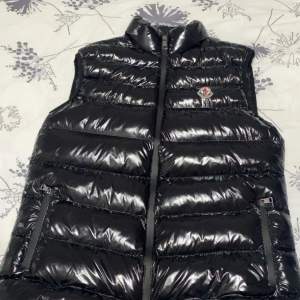 1:1 moncler väst jätte fin och den är varm, storlek xxl men passar också L 