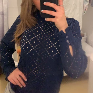 Marinblå blus - Säljer min blus från Vila då den längre inte kommer till användning! Välj ej instabox då den inte funkar för mig!