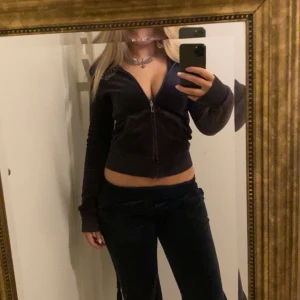 juicy set - Marinblått juicy set, tröjan är gamla modellen. Super mysigt på vintern💕pris kan diskuteras vill få sålt