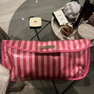 Victoria’s secret necessär  - Jättefin necessär från Victoria’s secret💗använder inte längre 