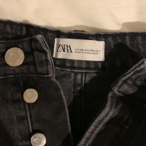 Zara midrise jeans - Säljer mina midrise jeans från zara då de är för små för mig, skulle säga att de är lite mindre i storleken då jag vanligtvis har 38/40 och dessa är 38. Välj ej köp nu då den inte funkar för mig!