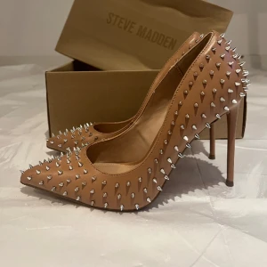 Steve Madden Klackar  - Aldrig använda, kartong kvar. Köpte fel storlek, hann ej lämna tillbaka. Storlek 38.