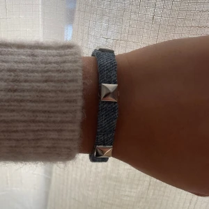 Jeans/nitarmband  - Skit snygga och trendiga armband! Jag gör armbanden själv och om du är intresserad kontakta mig och skicka vilket mått du ska ha på armbandet!💕