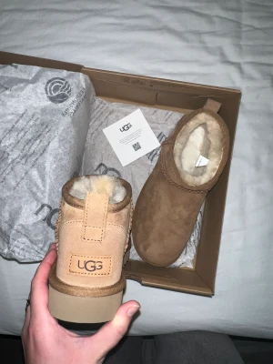 NYA UGG ultra mini chestnut - Nya, helt oanvända UGG ultra mini i färgen chestnut. Slutsålda och nypris ligger på 2100kr