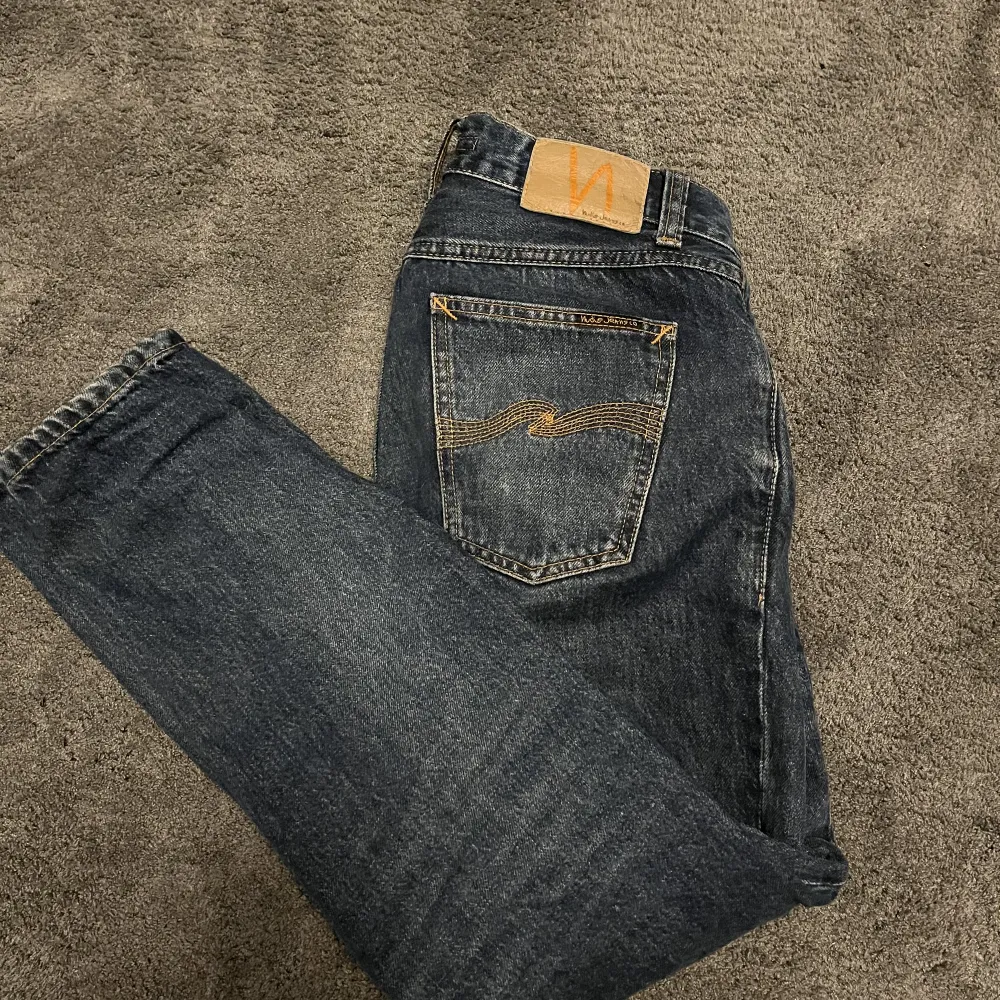 Säljer nu mina nudie jeans i nu skick endast använd ett fåtal gånger och har inga defekter, Jeansen är i skick 9.5/10. Stora i storleken. Modellen heter Gritty Jackson!. Jeans & Byxor.