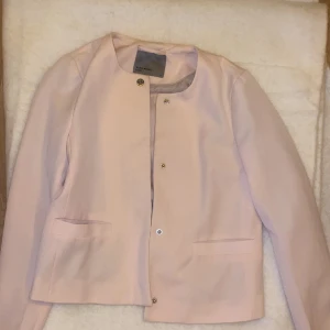 Kort blazer - En kort ljusrosa Blazer från Vero Moda i storlek XS. Superfin och endast använd en gång! 