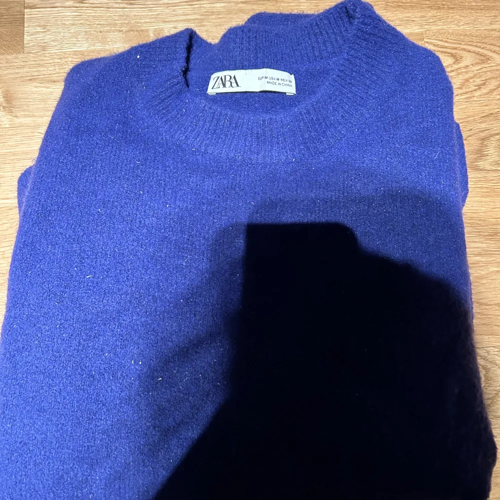 Mörkblå stickad tröja från Zara, storlek M. Använd fåtal gånger. Inköpspris 359kr, säljes för 200kr. Frakt tillkommer . Stickat.