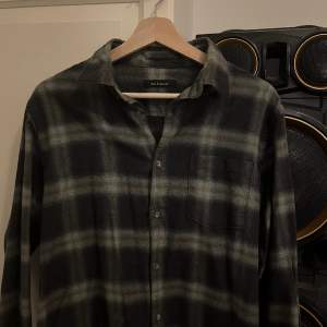 Skön Paul & Friends skjorta i storlek M, knappt använd. 100% bomull. Köpt på NK för ca 1000 kr. För fler frågor eller bilder skicka ett meddelande😉