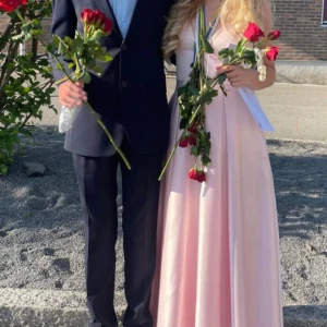 Balklänning  - Säljer nu min älskade balklänning som jag hade på balen i nian! Nypris är 2000 men mitt pris är 800 då det finns några defekter på klänningen. Vid frågor är det bara att höra av sig!🩷pris går att diskutera!