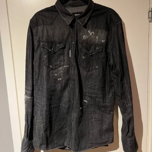 Dsquared - Säljer en dsquared skjorta strl (54). Helt ny, ej använd och lapparna sitter kvar. Ny pris 5500kr.