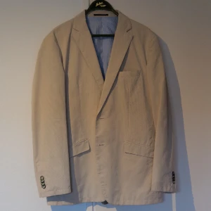 Beige Park Lane kavaj - Kostym & kavaj, stl. 50 (M), Herr Väldigt fin beige kavaj från Park Lane, minimalt slitage, har en fin insida med blå/vitrandigt foder. 