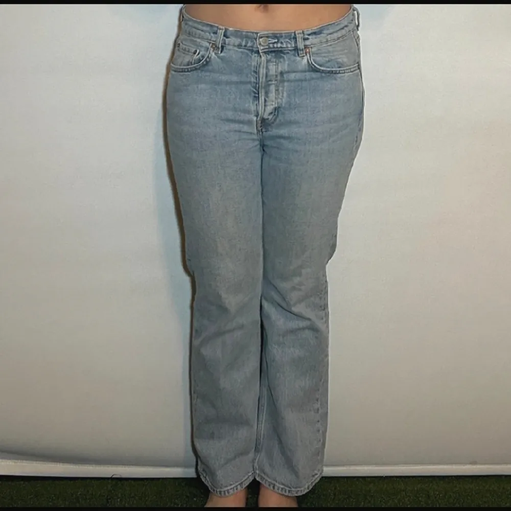 Så snygga jeans från other stories, använd fåtal gånger så i toppen skick! Nypris 790 kr, kom med egna bud❤️‍🔥. Jeans & Byxor.