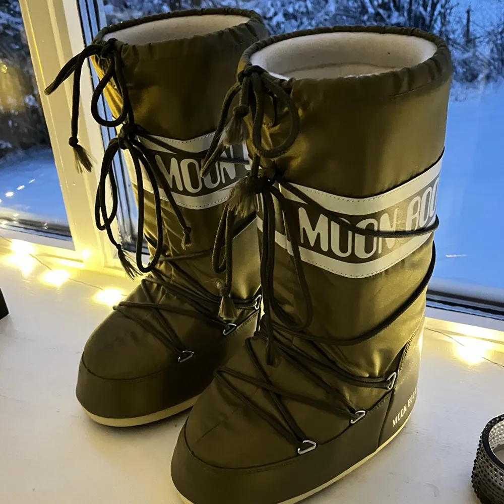 Gröna moon boots i färgen Khaki 🎄Endast använda fåtal gånger men super sköna och varma 🕯️🧸🤍 Originalpris/ köpta för 2285kr förra vintern ❄️⛄️. Skor.