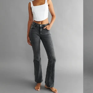 Jeans - Jag säljer dessa byxor för dom inte har kommit till användning. Använda max 3 gånger. Dom är helt som nya.