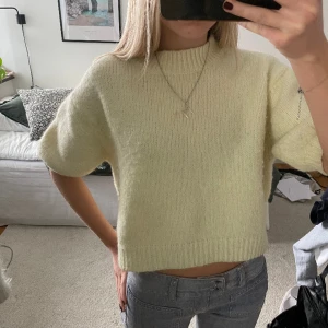 Stickad trekvartsärmad tröja - Jättefin ljusgul stickad tröja med trekvartsärm från zara! Skriv för frågor!💛