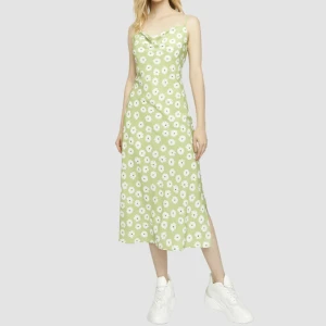 Klänning - Oanvänd klänning från Glamorous! Bilderna är lånade från hemsidan kan såklart skicka egna 🥰nypris är 750kr