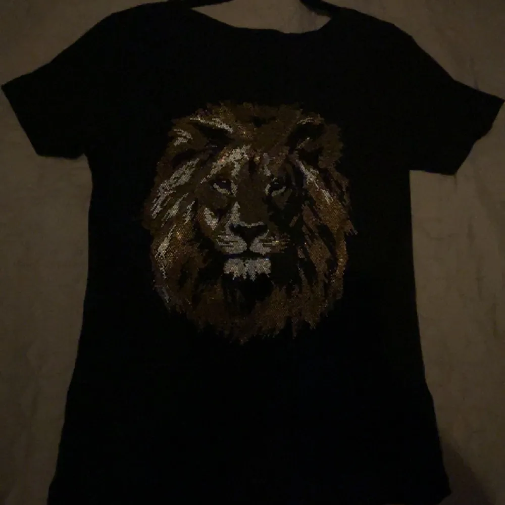 Jättefin lejon tryckt tshirt i strlk S. Inga defekter och minns inte vilket märke det va efter jag klippt av etiketten🙈 💕. T-shirts.