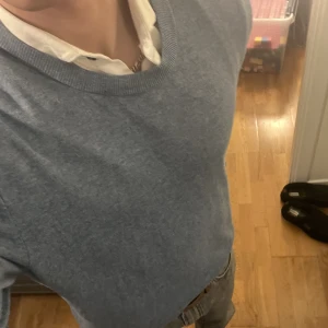 Hm tröja + j.lindeberg skjorta bundle - Blå tröja hm och blå skjorta j.Lindeberg 