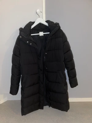 Puffer jacka  - Lång puffer jacka från HM med luva. Storlek L i nyskick. 