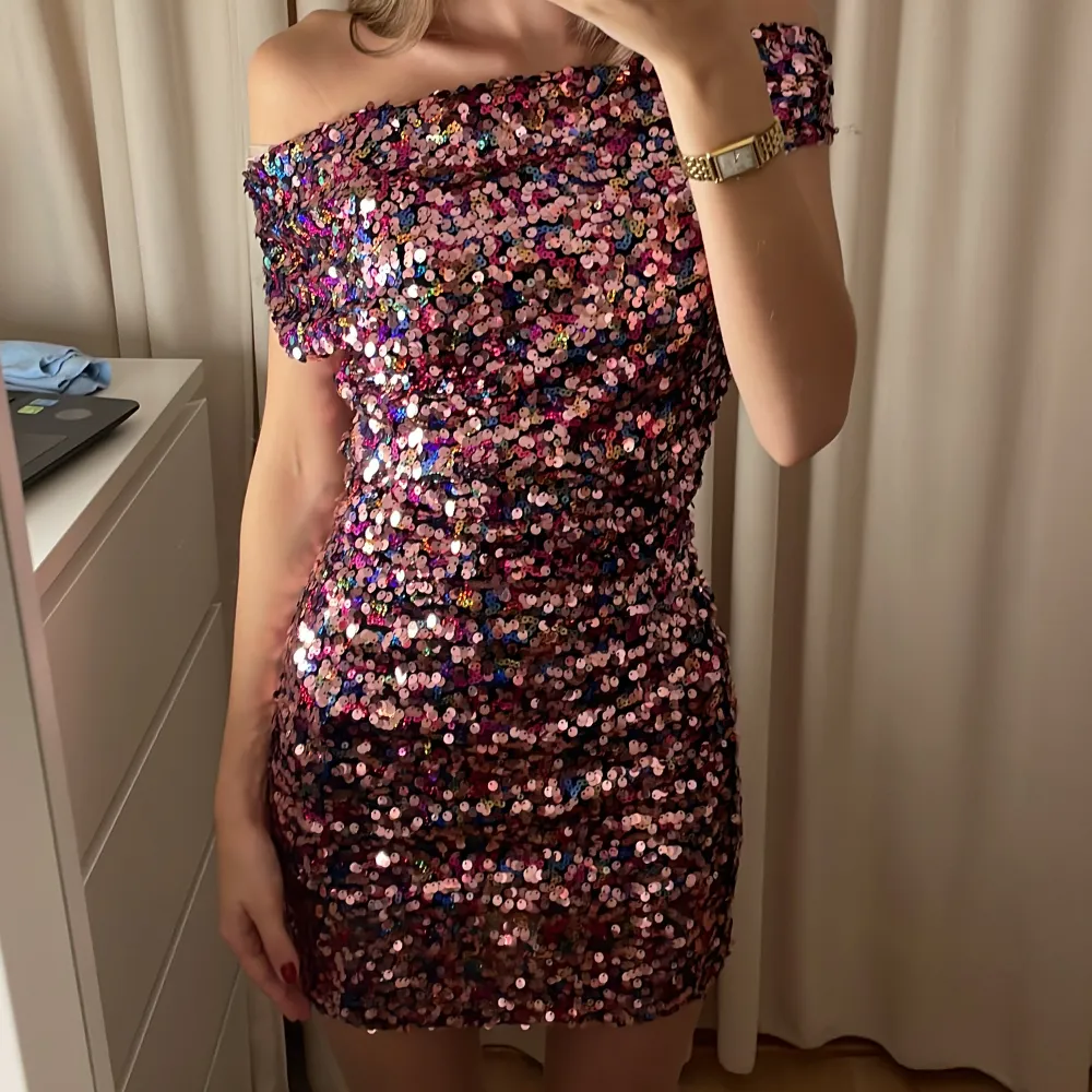 Kollar intresset på denna perfekta klänningen för nyår i strl xs, helt ny med prislapp 💗. Klänningar.