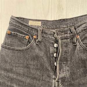 Svartgrå Levis jeans