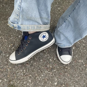 Vinter converse - Säljer mina fodrade converse! Har knappt använt de, men ska rengöras innan de skickas  🥰 Strl 38! Använda gärna köp nu!
