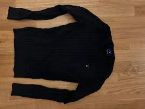Säljer en svart ny kabelstickad tröja från gant, storlek S.