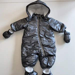 Ny babyoverall storlek 62 - ❄️Ny vinteroverall med luva, vantar & tossor. ❄️Fodrad med mjuk fleece på insidan. ❄️Håller varmt! ❄️Rök och djurfritt hem! Nypris 499SEK! Oanvänd! Den kom inte till användning då sonen växte så snabbt. Kika in i min garderob och gör ett bundleköp, få rabatt🤗