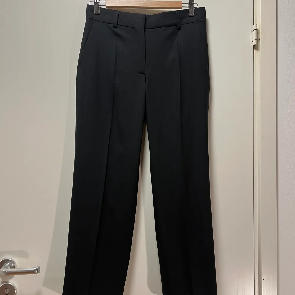 Storlek 36 Svarta ankellånga kostymbyxor Straight fit Medelhög midja  . Jeans & Byxor.