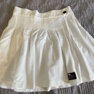 Bershka tenniskjol - Såå fin tenniskjol från Bershka<3 använd 1-2 ggr så i väldigt bra skick, sitter som strlk m⭐️⭐️ 