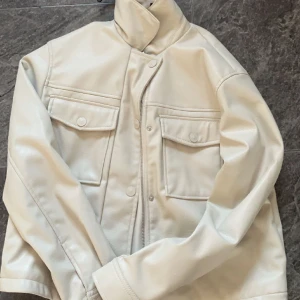 Skinnjacka  - Säljer denna skitsnygga beiga skinnjackan. Säljer den för att den har blivit för liten. Köpte ungefär 2021 och andvände den ganska flytigt men inga skador utan den ser helt ny ut. Den är i storlek xxs så den är väldigt liten. Säljer för 150 kr Plus frakt!