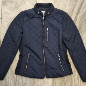 Snygg damjacka - Snygg damjacka med fina detaljer. Fint skick Märke Rosebud