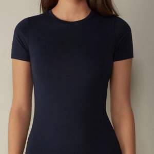 Jätte fin marinblå T-shirt från intimissimi 💗köptes nyligen men kommer inte till användning 💗 använd 1 gång. Skriv för frågor eller fler bilder 