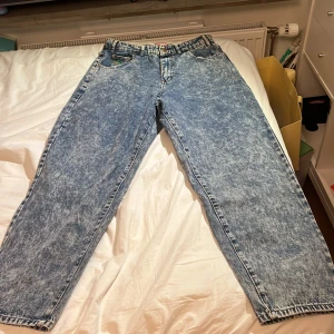 Butter jeans - Modell BAGGIEST. Storlek 30. Helt nya aldrig använt dom. Pris kan diskuteras 