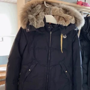 Parajumpers Jacka Long Park - Hej! Säljer min mammas Långa blåa parajumper jacka i Storlek M🥰 Endast använd två vintrar och är i toppenskick! Nypris: 9200kr  Mitt pris :4500kr (pris kan diskuteras). Hör av dig vid frågor eller funderingar! Har även bild på kvittot om det önskas 😊