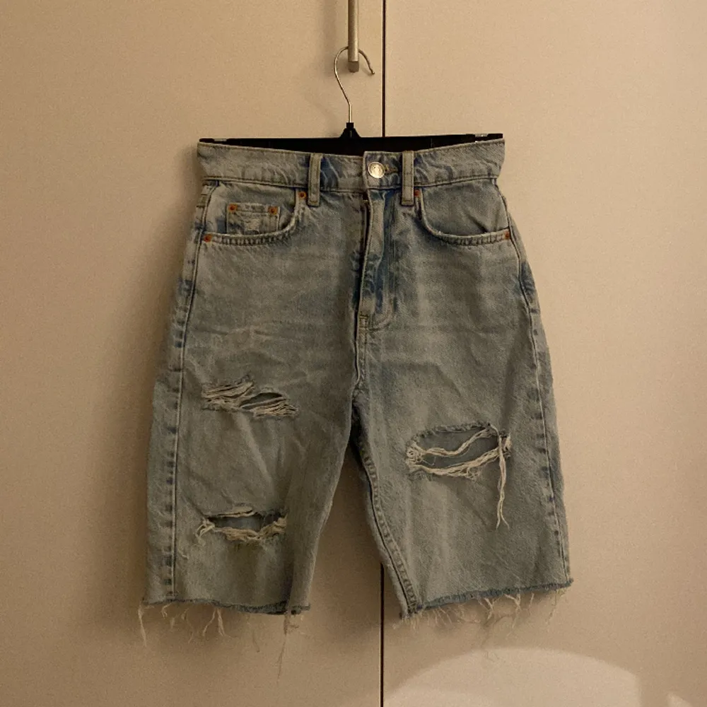 Ljusa jeansshorts från Gina Tricot i storlek 30. Shorts.