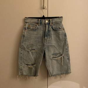 Ljusa jeansshorts från Gina Tricot i storlek 30