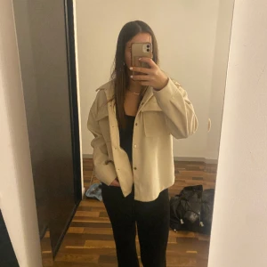 Kappa - En jätte fin kappa i cream vit färg. Har använt ett elelr två gånger. Nästan som ny. 