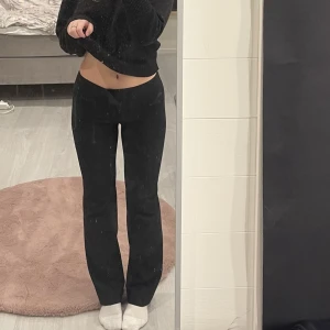 Lågmidjade kostymbyxor  - Lågmidjade kostymbyxor ifrån Filippa K. Enda defekten är att kalborrebandet är borta från ena stället i midjan (bild 3) storlek m men sitter som en s! 