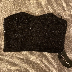 Glitterkorsett topp - Säljer denna oanvända glitter toppen från SHEIN då den aldrig  kommit till användning🥰 perfekt nu till nyår!