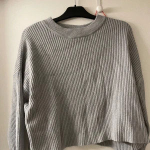 Grå stickad tröja - En grå stickat tröja, andvänt några gånger med är i bra skick. Bra i passformen. Tröjan passar till allt🙌🏻