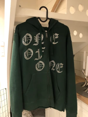 One of one hoddie  - Riktigt snygg one of one hoddie i storlek M som bara är använd ett få antal gånger. Nästan i ny skicka. Speciell kollektion så denna tröja kommer aldrig mer säljas så svår tröja att få tag på.  