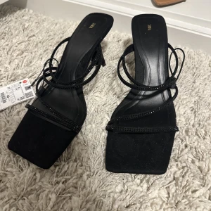 zara klackar - säljer dessa helt nya klackar från zara. Prislapp kvar. Nypris 559 jag säljer för 350kr, priset är inte hugget i sten. Vill få sålt snabbt. storlek 39 men passar 38