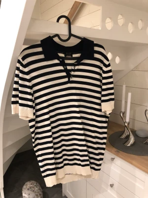 Massimo dutti piké - Riktigt snygg Massimo dutti piké i storlek M som bara är använd 2 gånger. 