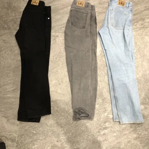 Jeans ifrån junkyard  - Tre riktigt snygg par jeans ifrån junkyard. Skriv gärna så får du fler bilder på passformen. 