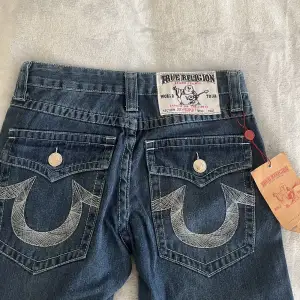 True Religion jeans med lappen kvar🙌🏻 Köpta här på plick men jag har endast använt ett fåtal gånger pågrund av att de tyvärr är förstora för mig💘Lågmidjad straight modell, Storleken som står på är 30 men de är ganska stora