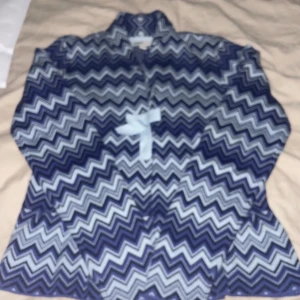 Kofta - Kofta från mywear Young storlek 158/164. Mönstret är sicksack från färjan ljusblå till mörkblå.