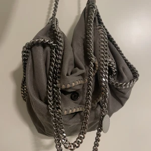 stella mccartney väska  - säljer denna stella mccartney väskan för 2000kr original pris 11 000 men är köpt på plick för någon månads sedan. bara använd ett par gånger men är lite rostig vid kedjan och har små fläckar på undersidan men de inget man märker och har dustbag
